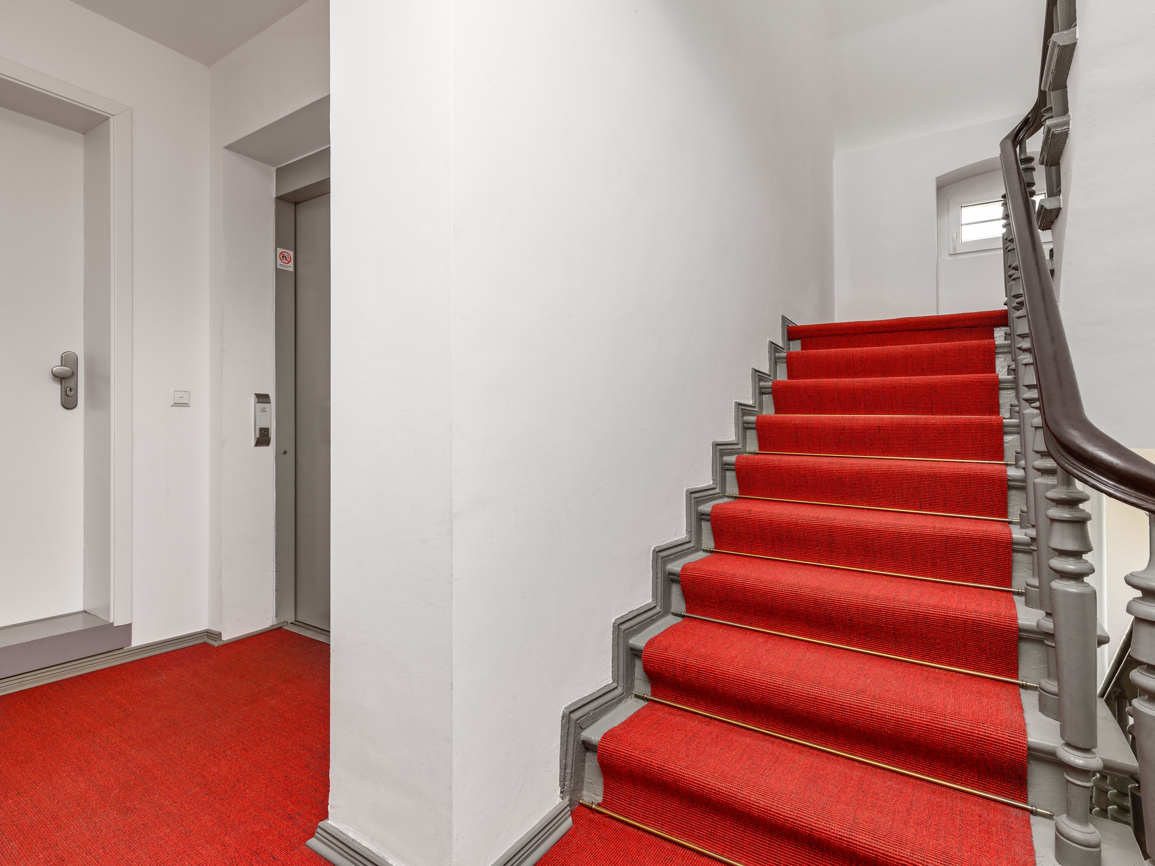 Schickes Treppenhaus mit Sisal-Teppich 