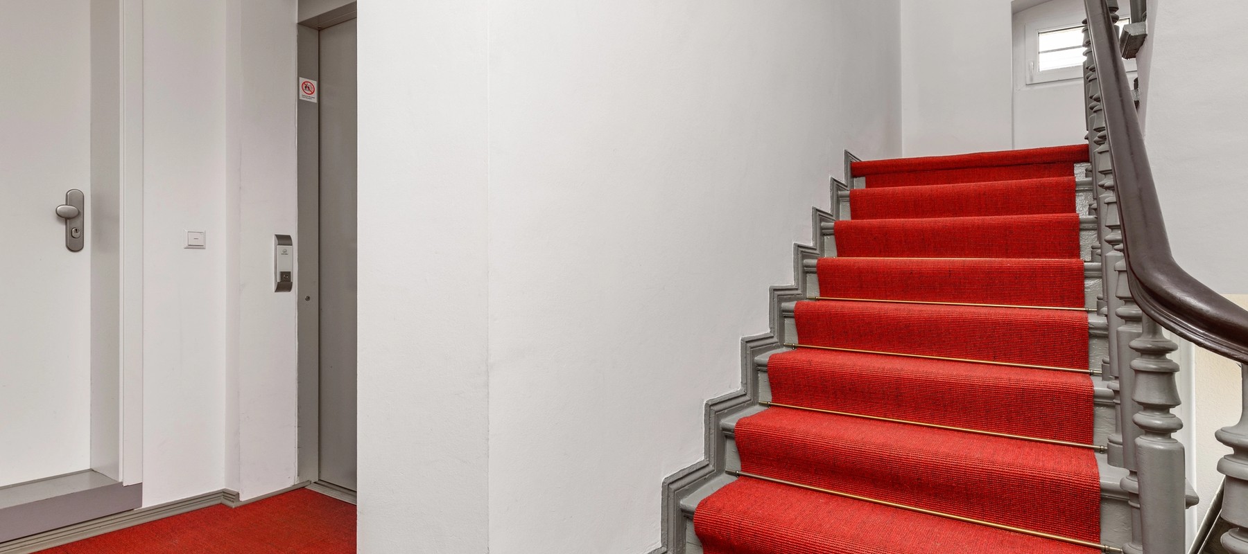 Schickes Treppenhaus mit Sisal-Teppich Schickes Treppenhaus mit Sisal-Teppich