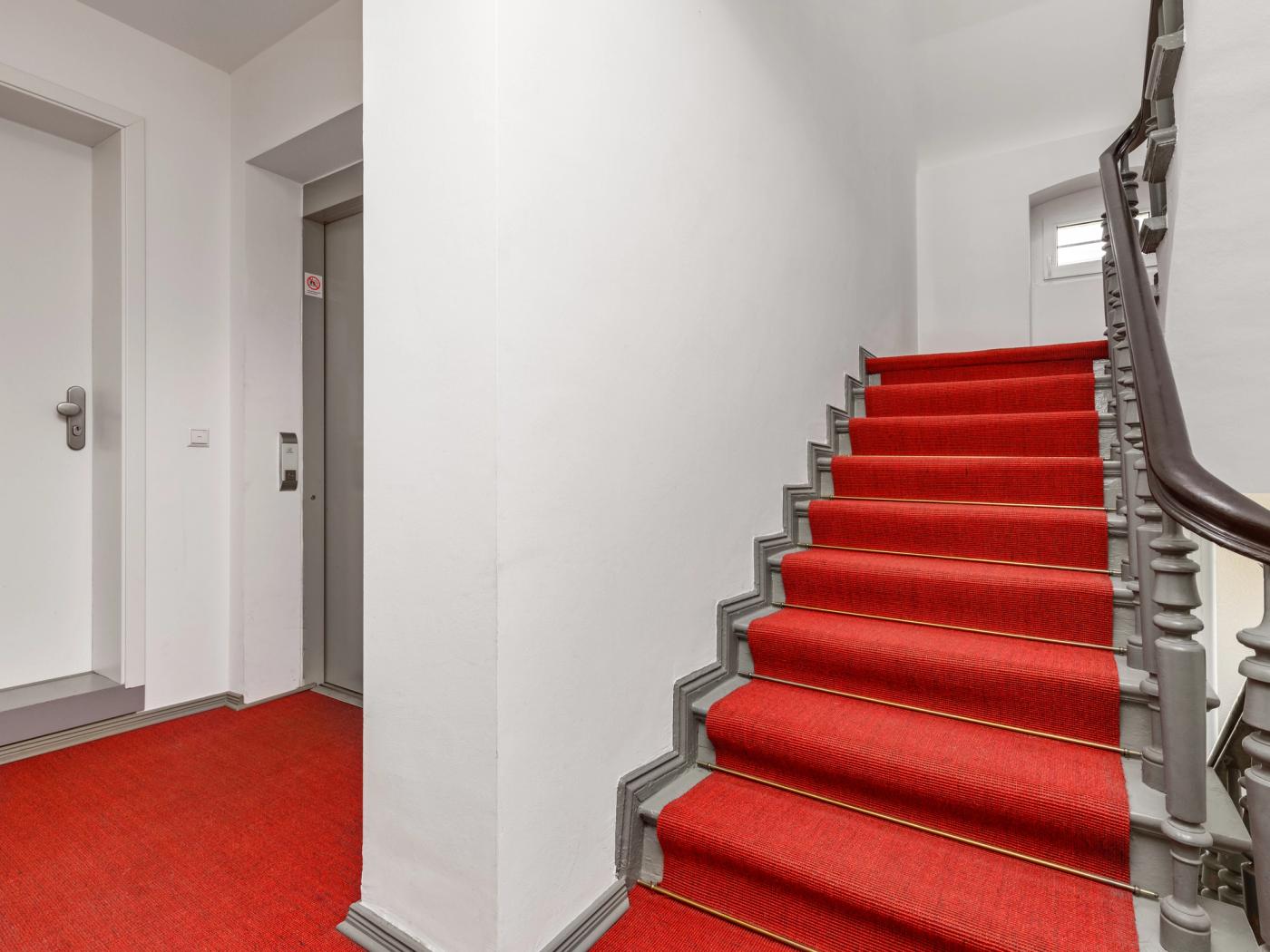 Schickes Treppenhaus mit Sisal-Teppich  Schickes Treppenhaus mit Sisal-Teppich