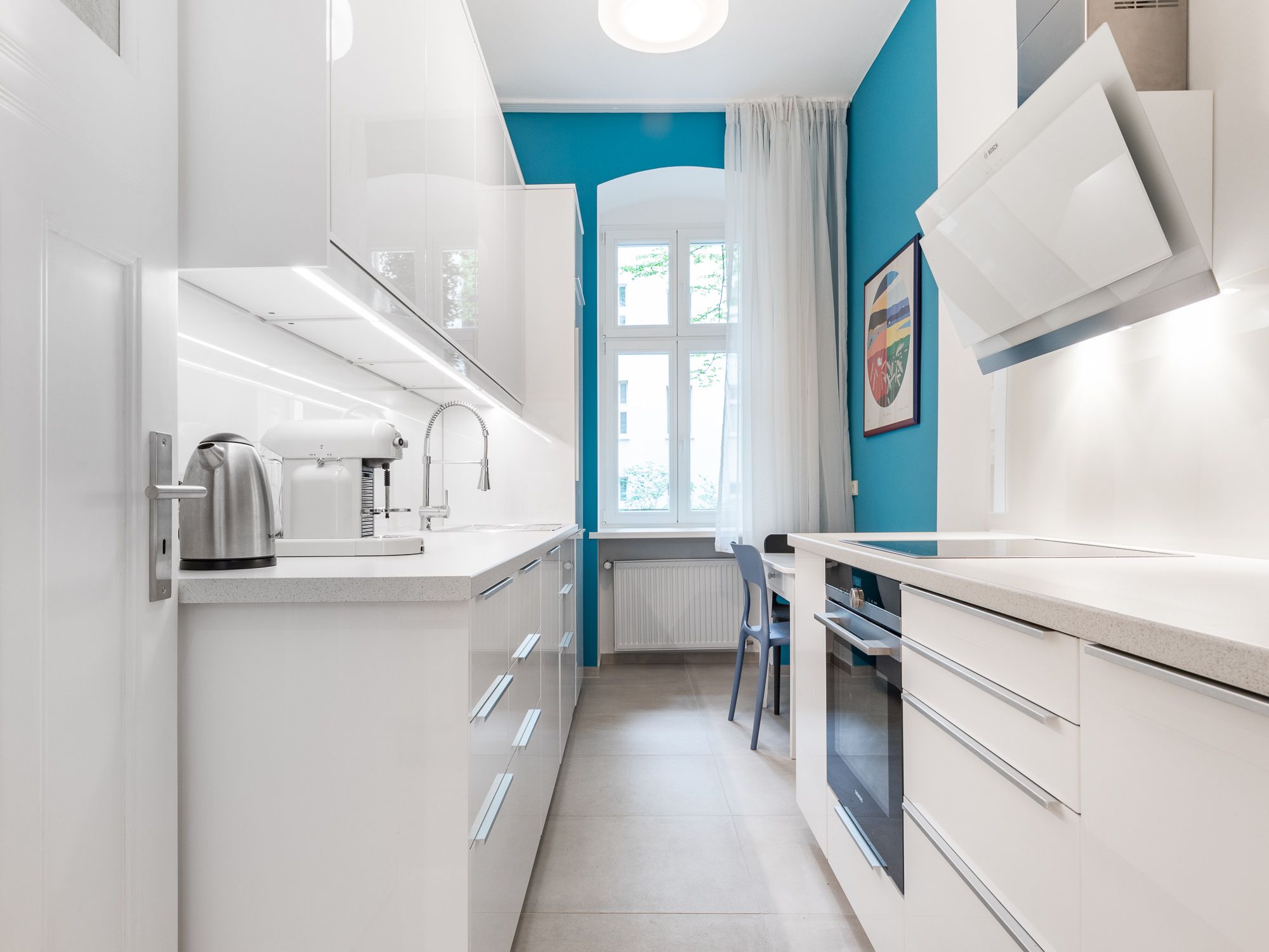 Hochglanz-Einbauküche mit Elektrogeräten von Nolte 