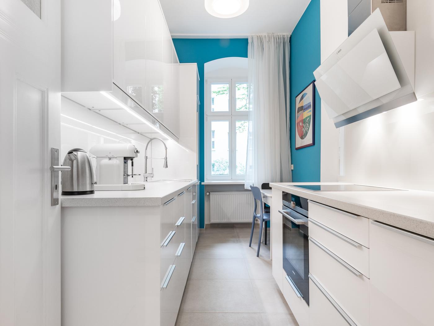 Hochglanz-Einbauküche mit Elektrogeräten von Nolte  Hochglanz-Einbauküche mit Elektrogeräten von Nolte