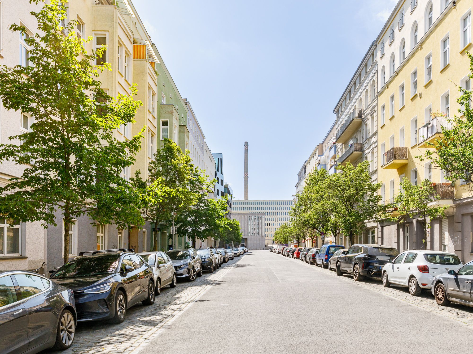 Straßenansicht mit Blick zum BND