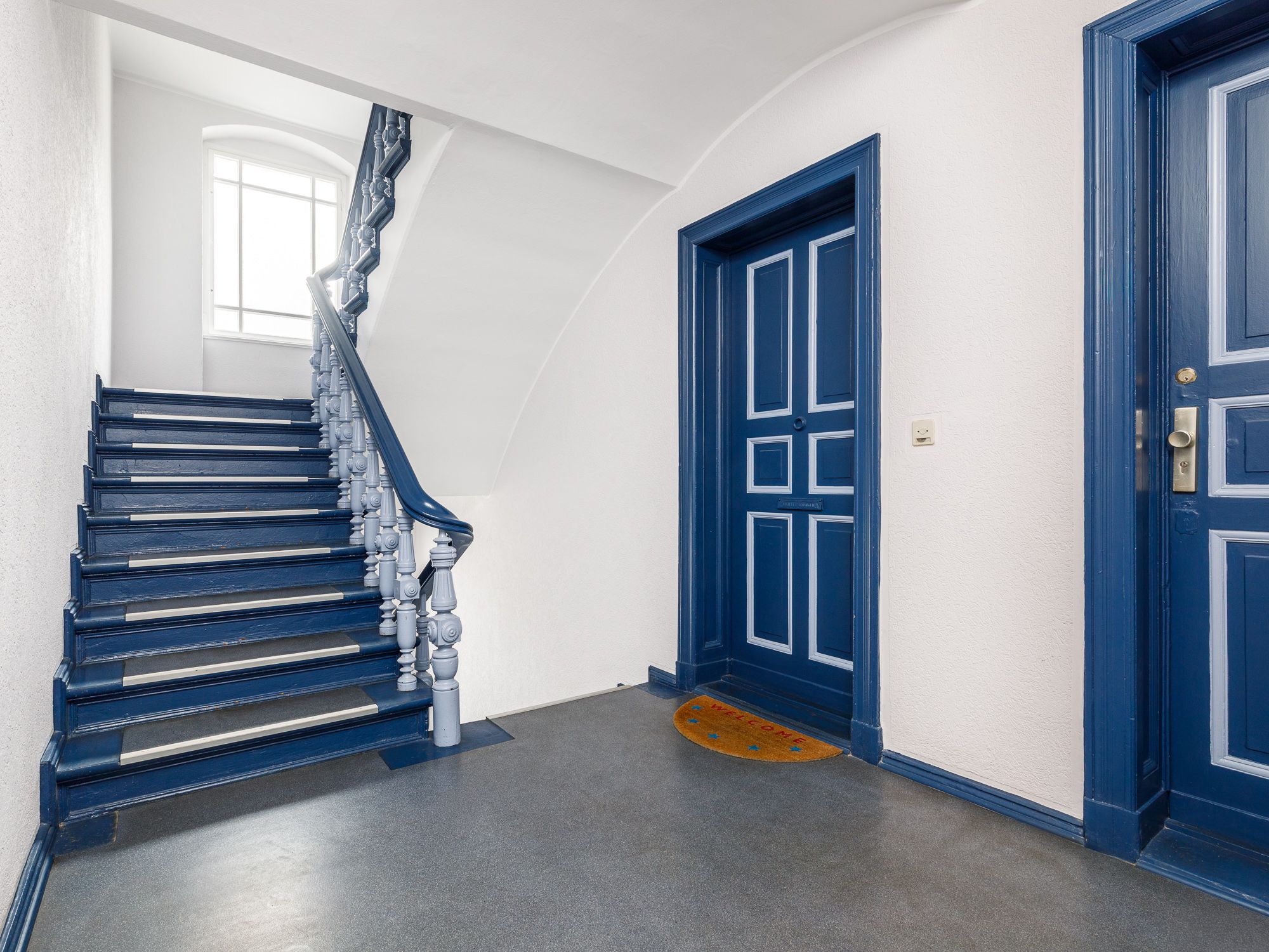 Stilvolles Treppenhaus mit Linoleumboden 