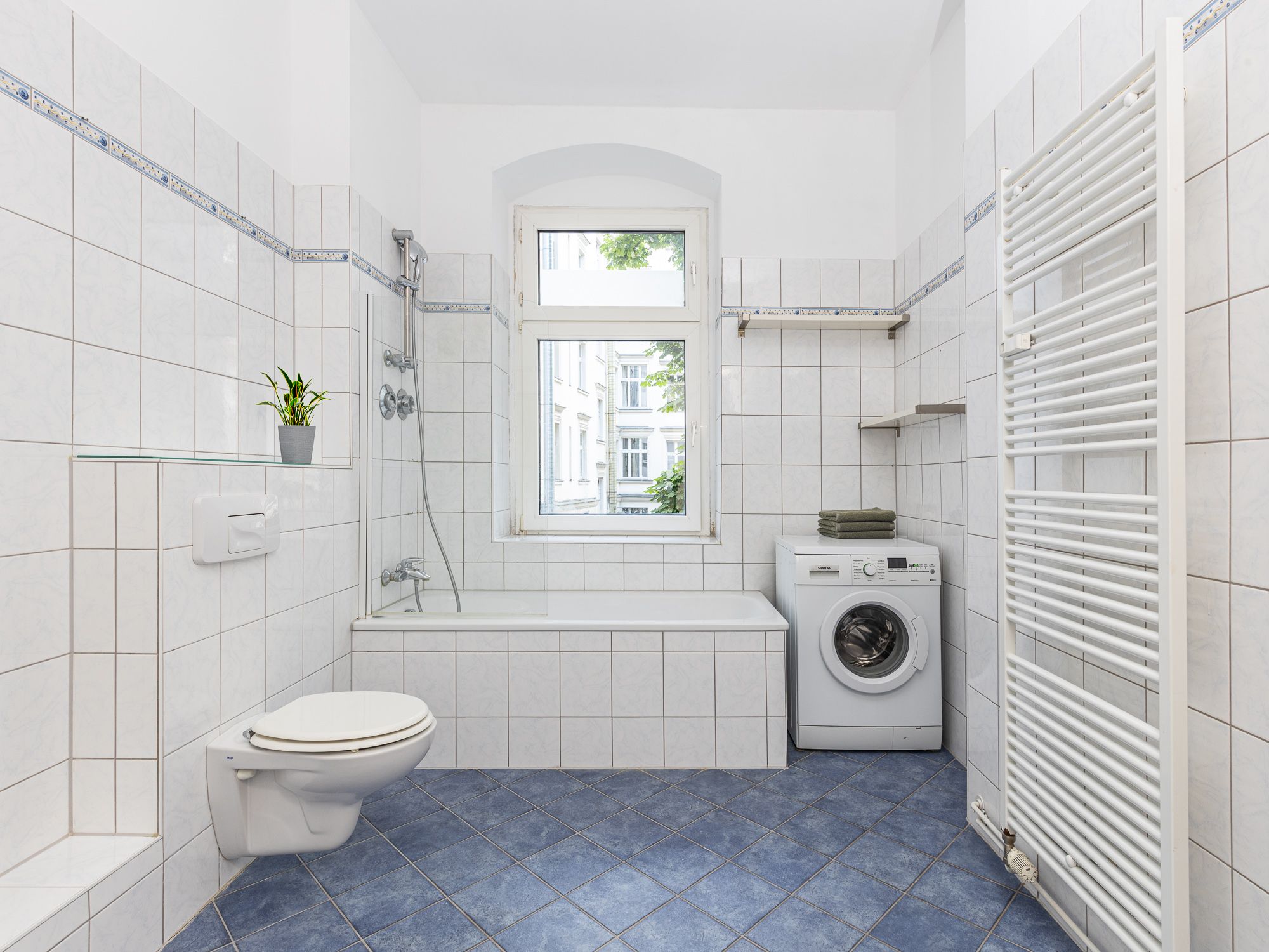 Tagesbelichtetes Wannenbad mit Duschfunktion