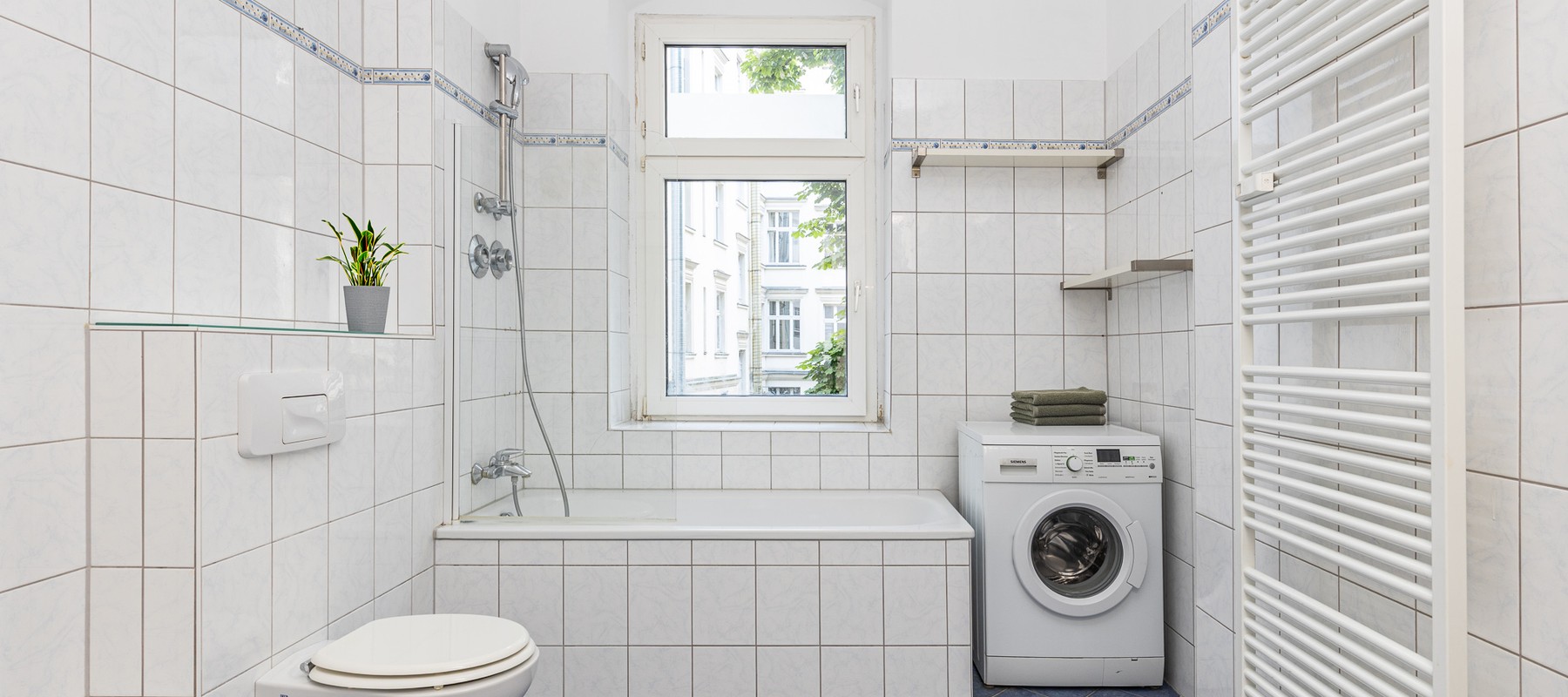 Tagesbelichtetes Wannenbad mit Duschfunktion Tagesbelichtetes Wannenbad mit Duschfunktion