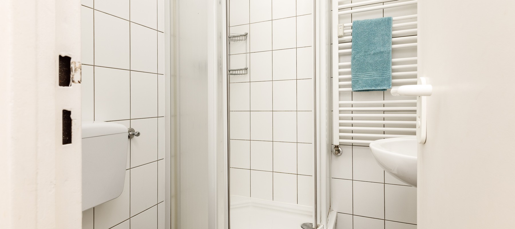 Innenliegendes Duschbad mit Hänge-WC Innenliegendes Duschbad mit Hänge-WC