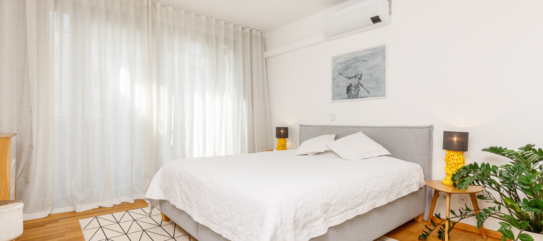 Master bedroom with air conditioning Master bedroom with air conditioning