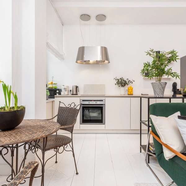 Küche Backofen Dunstabzug Tisch Fenster