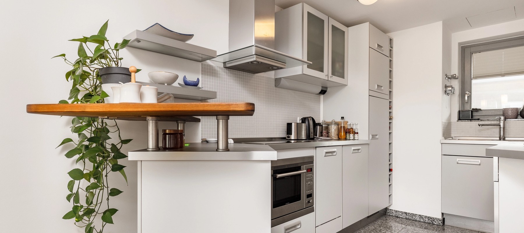 Kleine Einbauküche mit Elektrogeräten Kleine Einbauküche mit Elektrogeräten