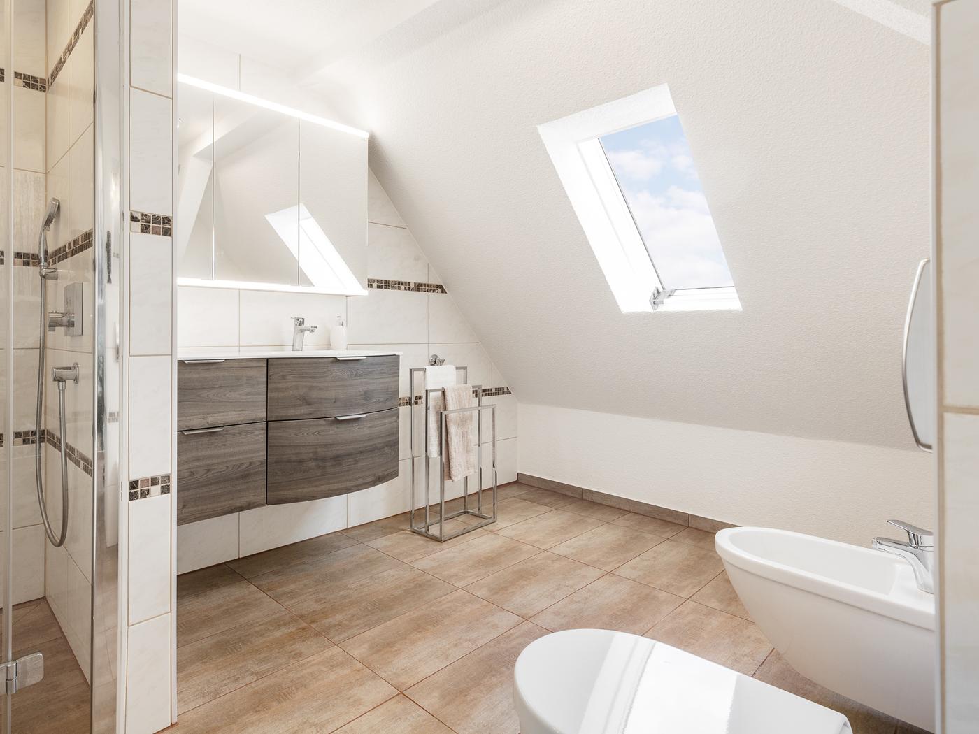 Tagesbelichtetes Vollbad im DG Tagesbelichtetes Vollbad im DG