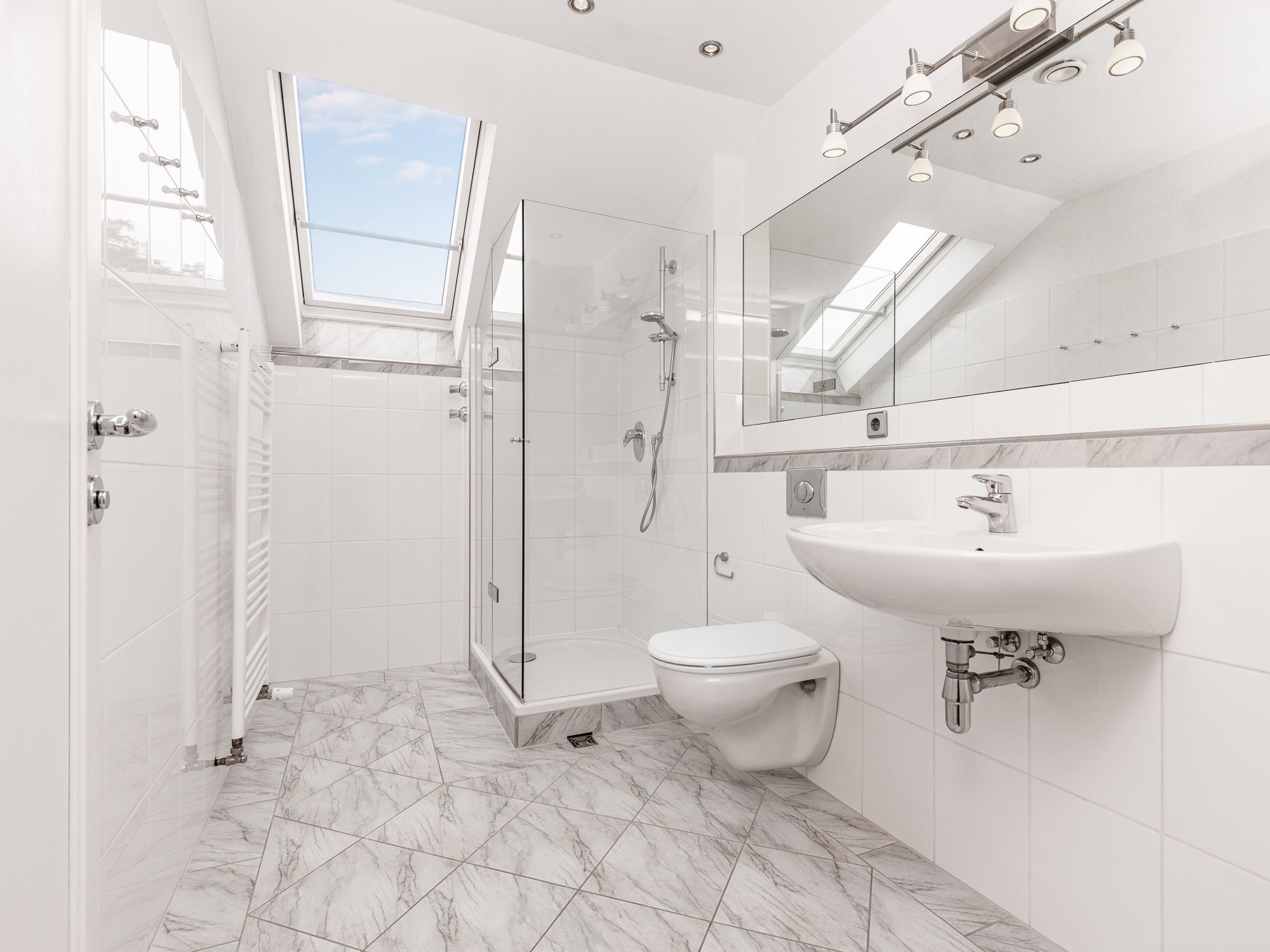 Tagesbelichtetes Duschbad mit Deckenspots 