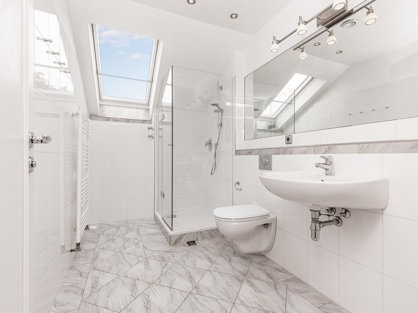 Tagesbelichtetes Duschbad mit Deckenspots Tagesbelichtetes Duschbad mit Deckenspots