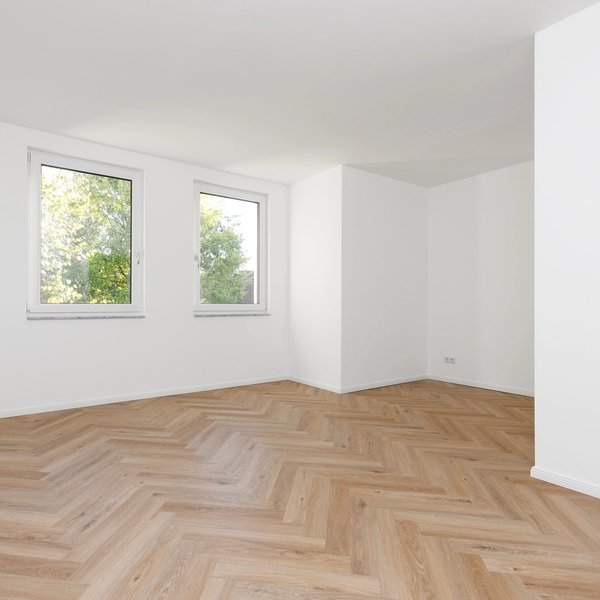 Wohnzimmer Fischgrätparkett Fenster Gartenblick