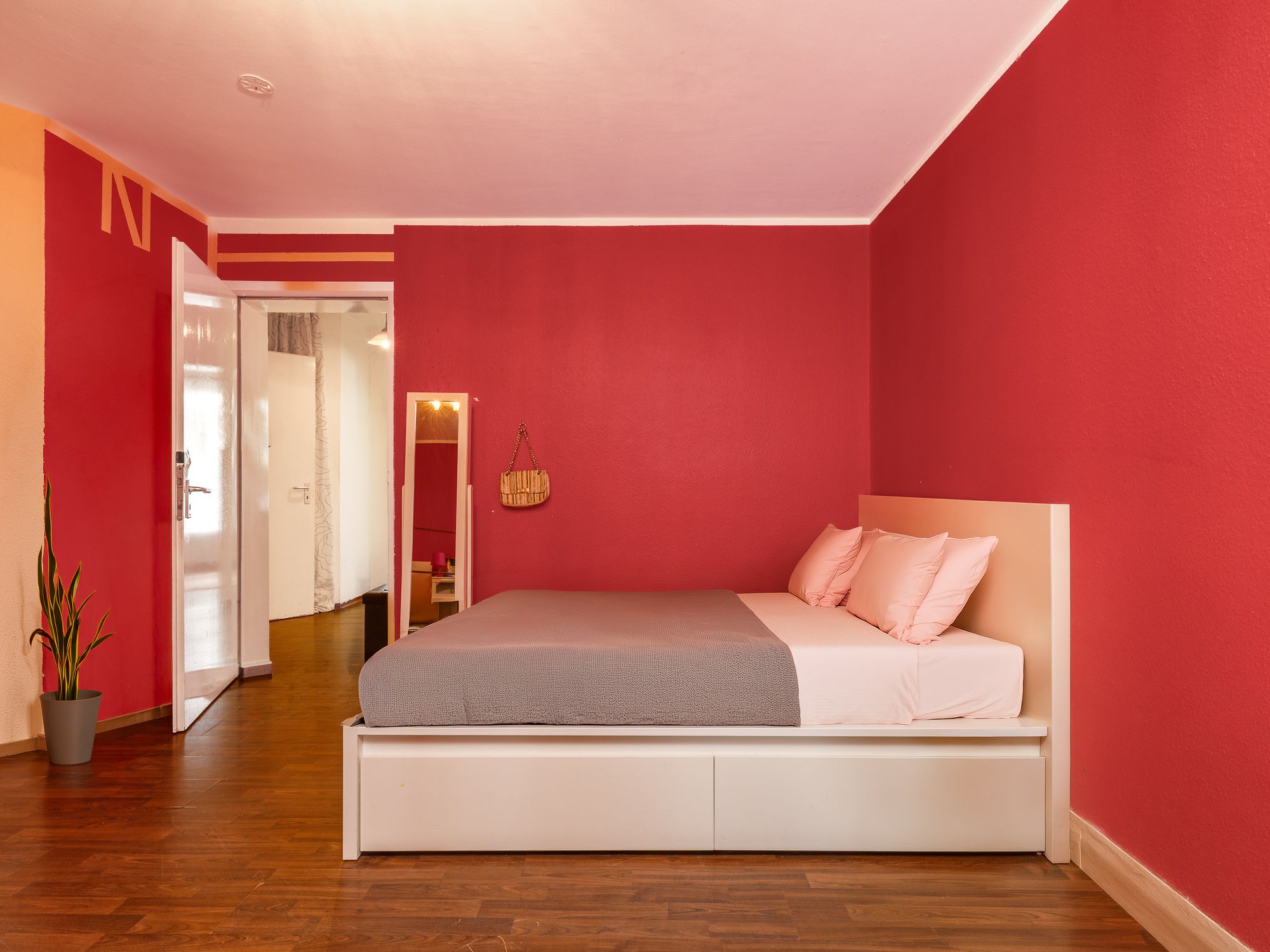 Large bedroom with plenty of space 