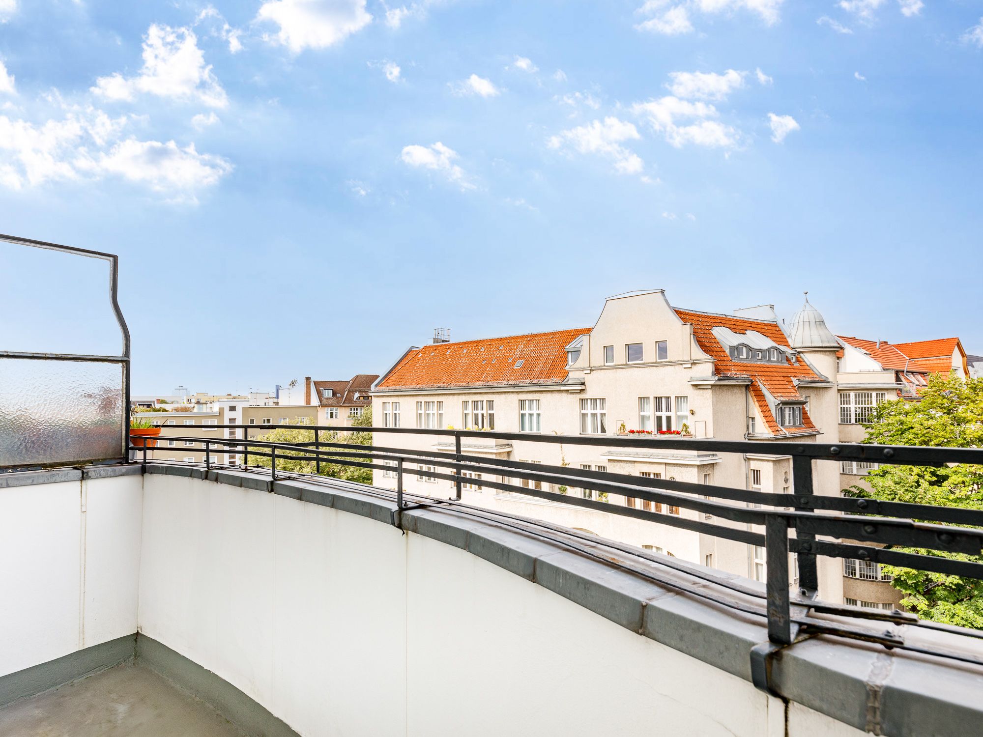Stately apartment in an old building with separate living quarters, within walking distance of Bayerischer Platz