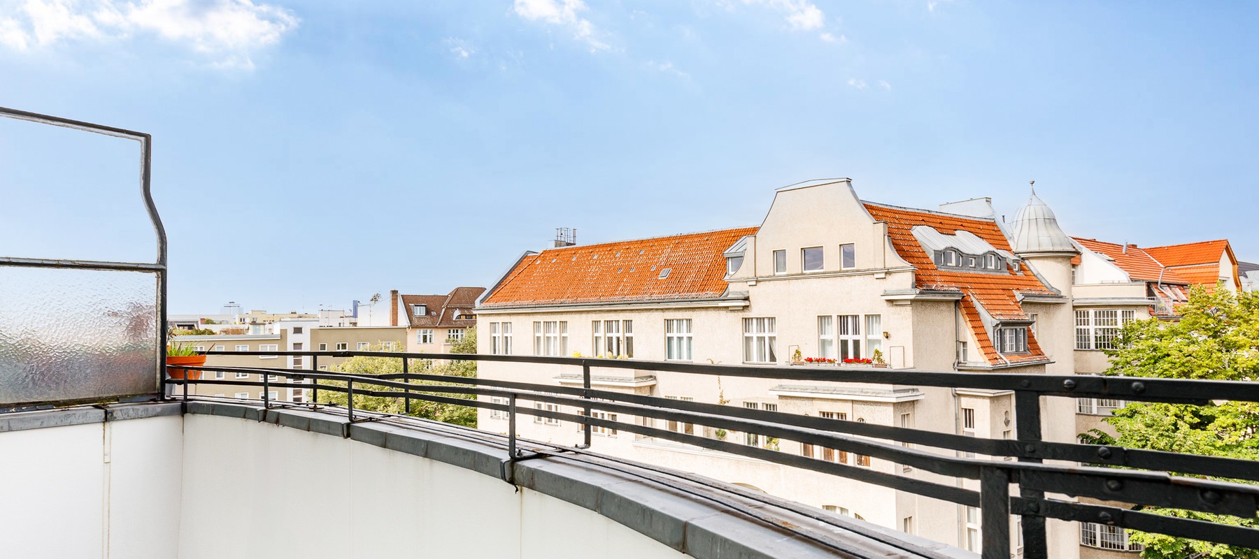 Stately apartment in an old building with separate living quarters, within walking distance of Bayerischer Platz