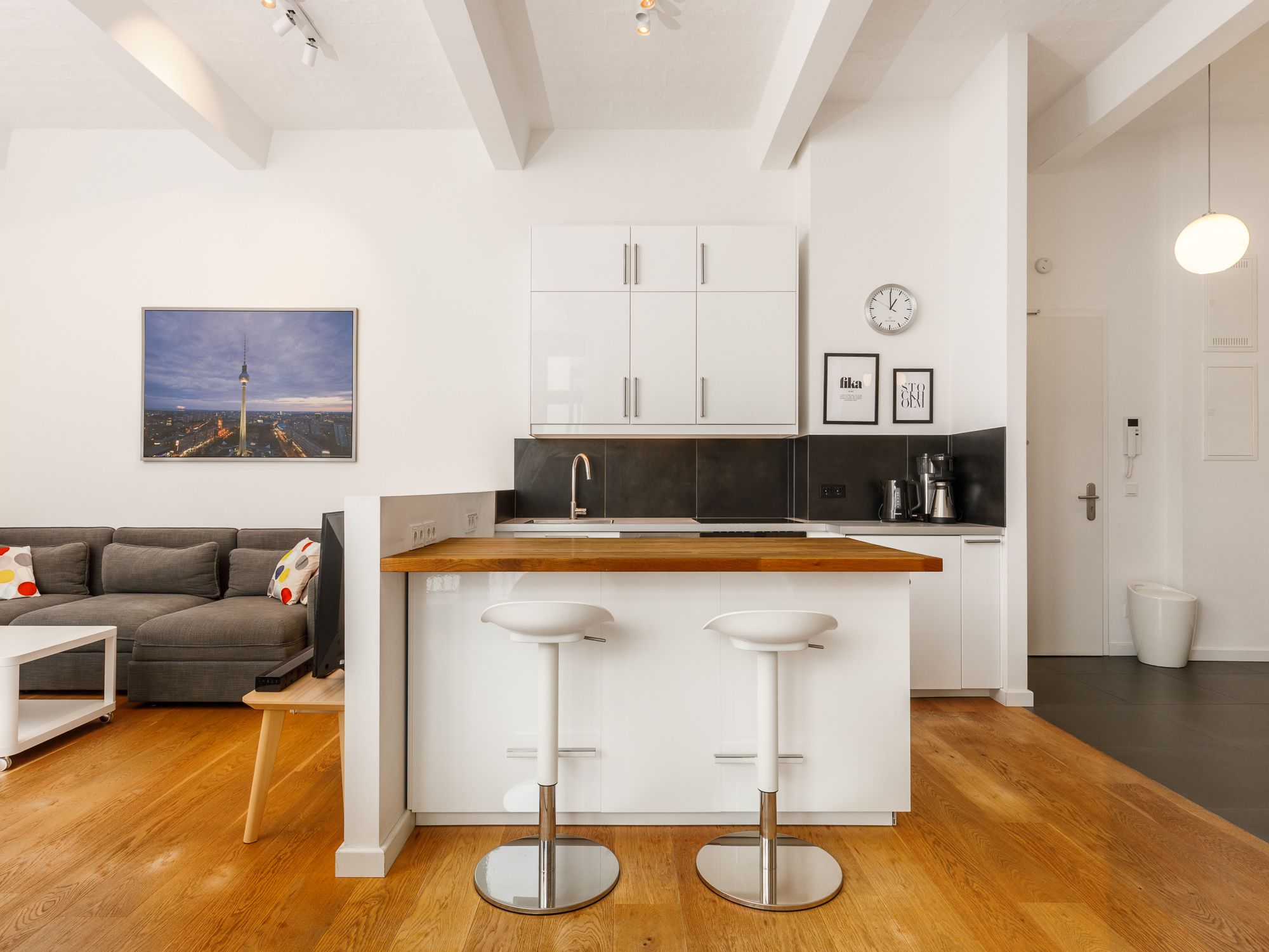 Moderne Einbauküche mit Kochinsel