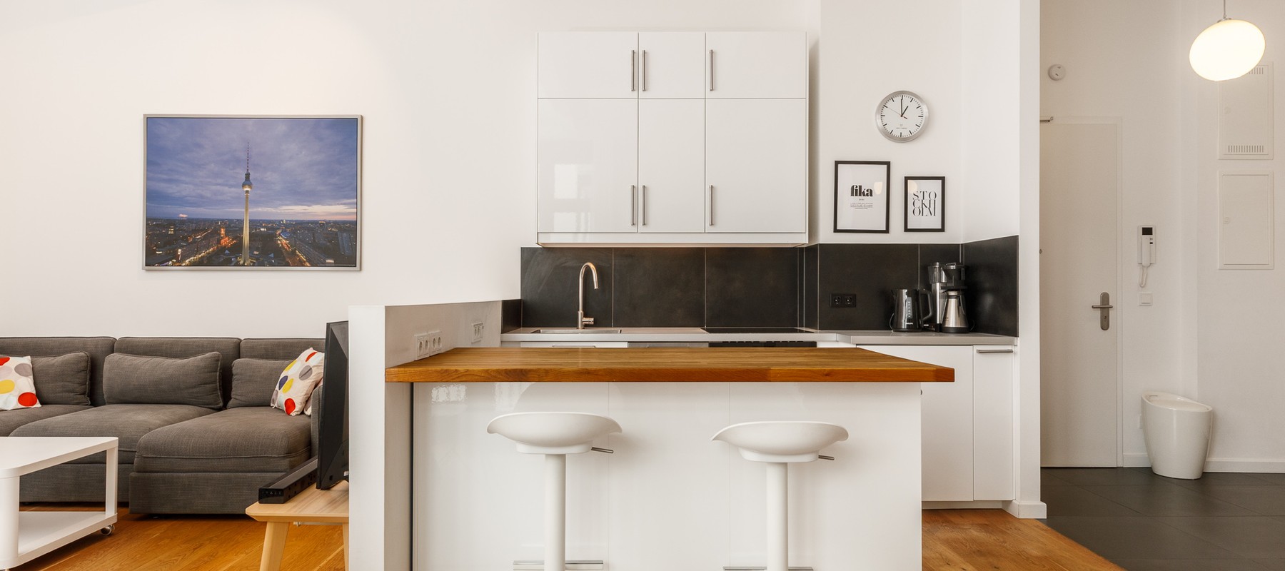 Moderne Einbauküche mit Kochinsel Moderne Einbauküche mit Kochinsel