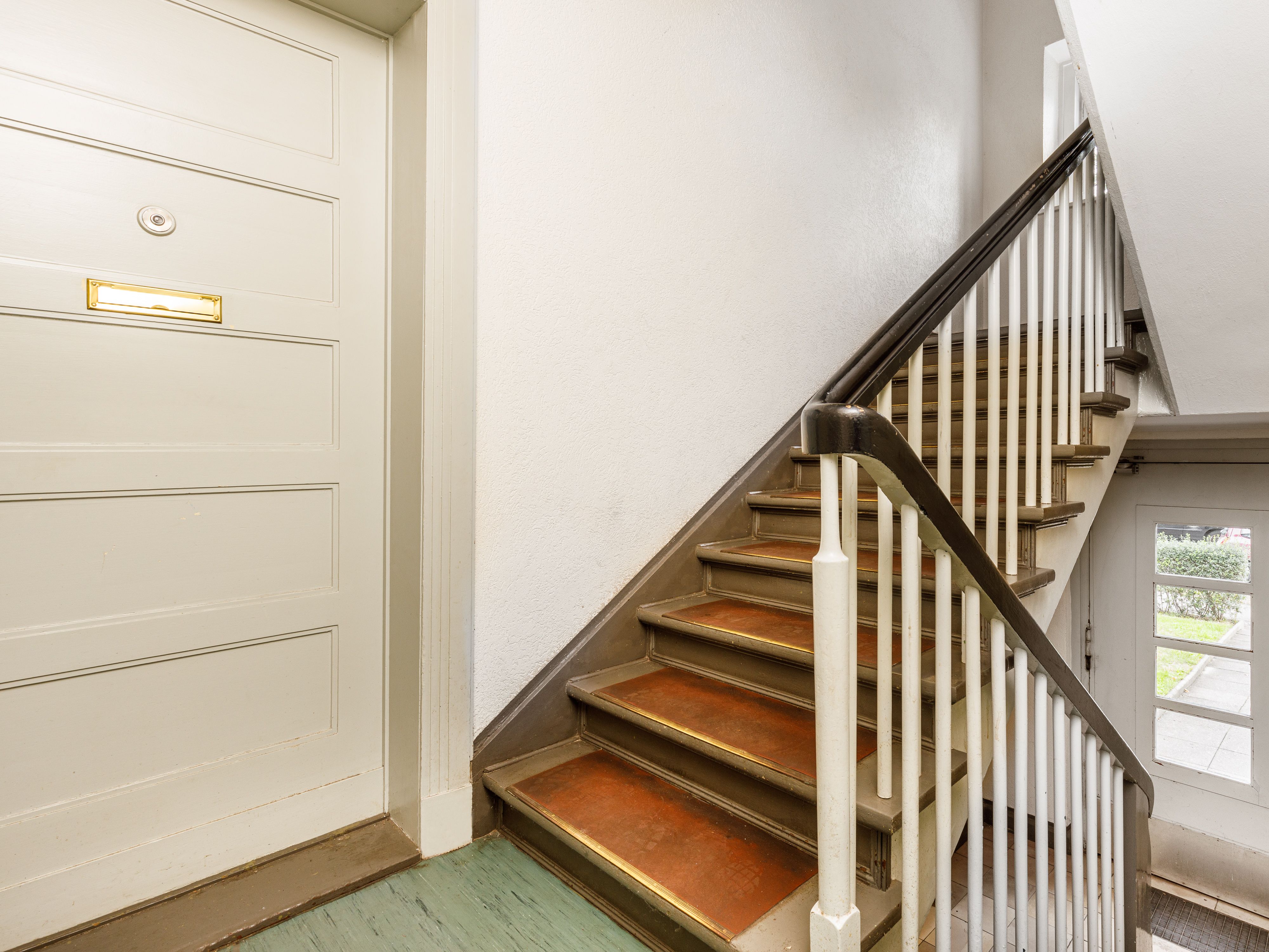 Treppenhaus mit Stuckverzierungen & Holzornamenten 