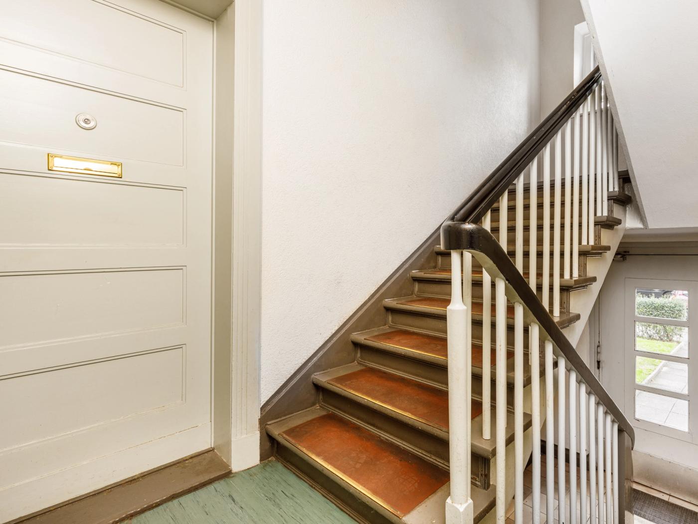 Treppenhaus mit Stuckverzierungen & Holzornamenten Treppenhaus mit Stuckverzierungen & Holzornamenten