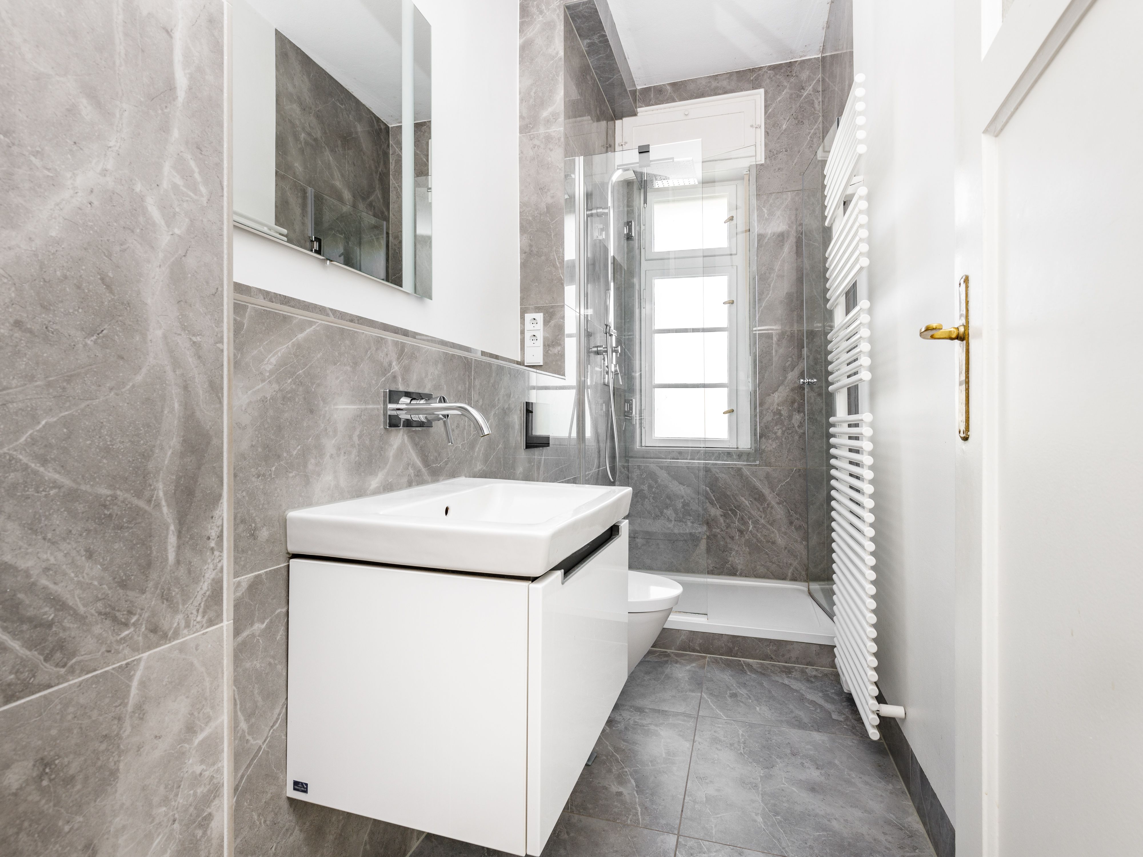 Modernes Duschbad mit Fußbodenheizung 