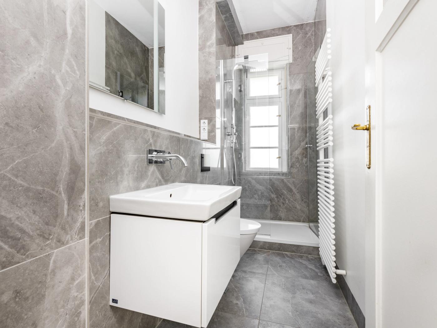 Modernes Duschbad mit Fußbodenheizung  Modernes Duschbad mit Fußbodenheizung