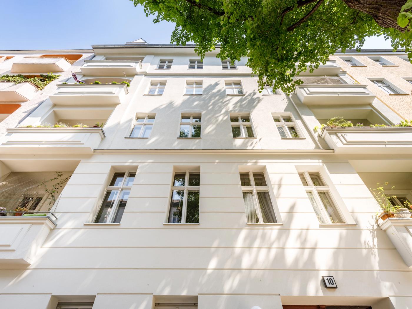 Lichtdurchflutete Wohnung mit Loggia und Aufzug in begehrter Lage direkt am Savignyplatz
