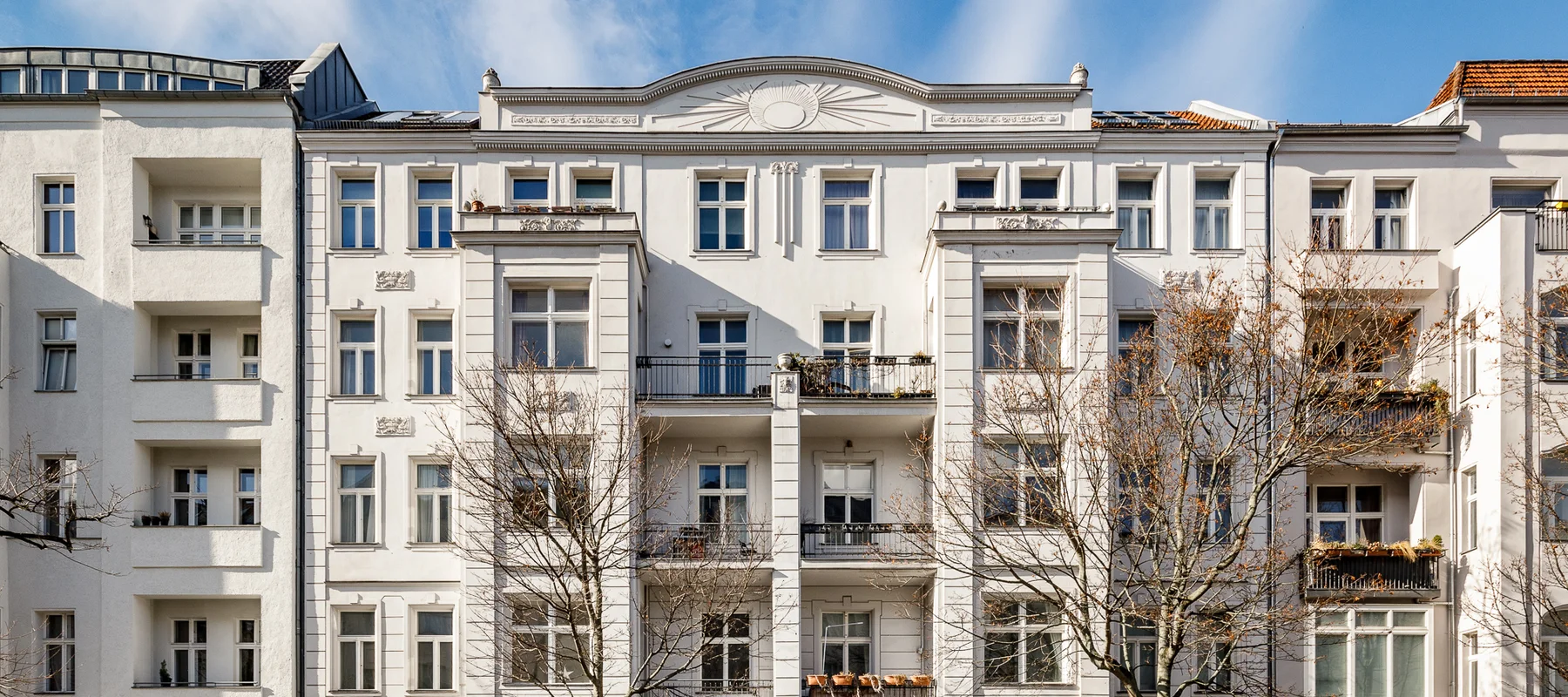 Altbauwohnung mit Stuck & Balkon in ruhiger Hinterhoflage zwischen Kurfürstendamm und Ludwigkirchplatz