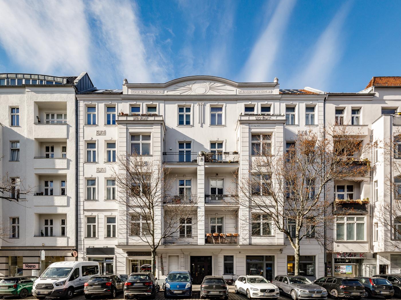 Altbauwohnung mit Stuck & Balkon in ruhiger Hinterhoflage zwischen Kurfürstendamm und Ludwigkirchplatz