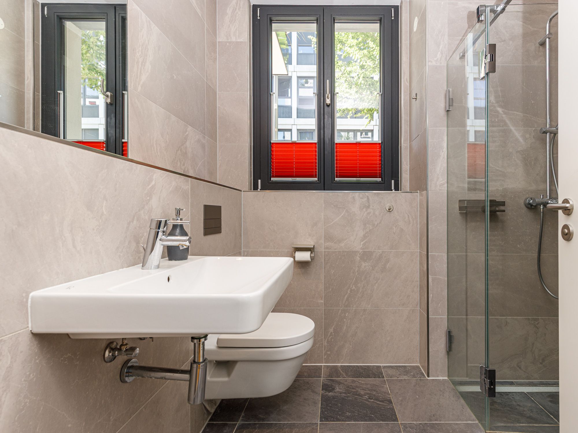 Neues Duschbad mit walk-in Rainshower 