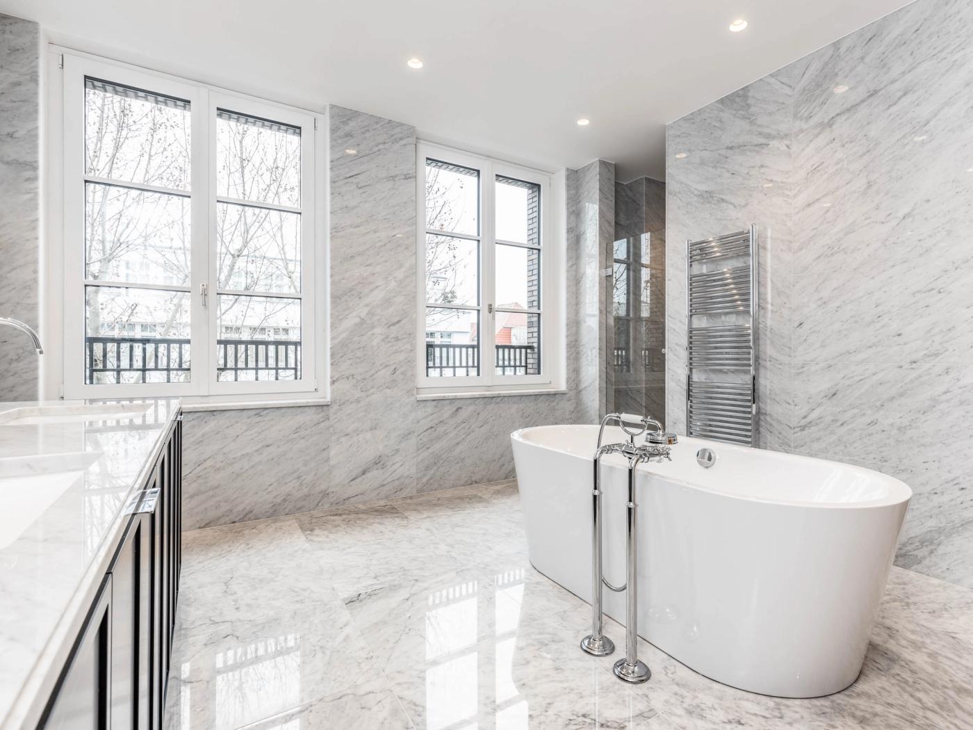 Modernes Badezimmer mit Walk-In Dusche und Blick ins Grüne Modernes Badezimmer mit Walk-In Dusche und Blick ins Grüne