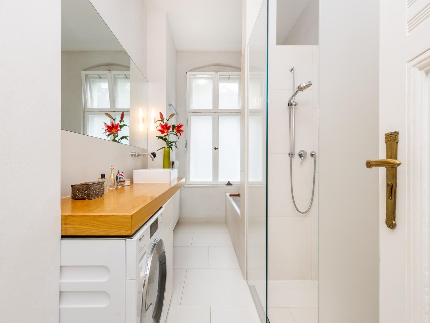 Tagesbelichtetes Duschbad mit walk-in Rainshower  Tagesbelichtetes Duschbad mit walk-in Rainshower