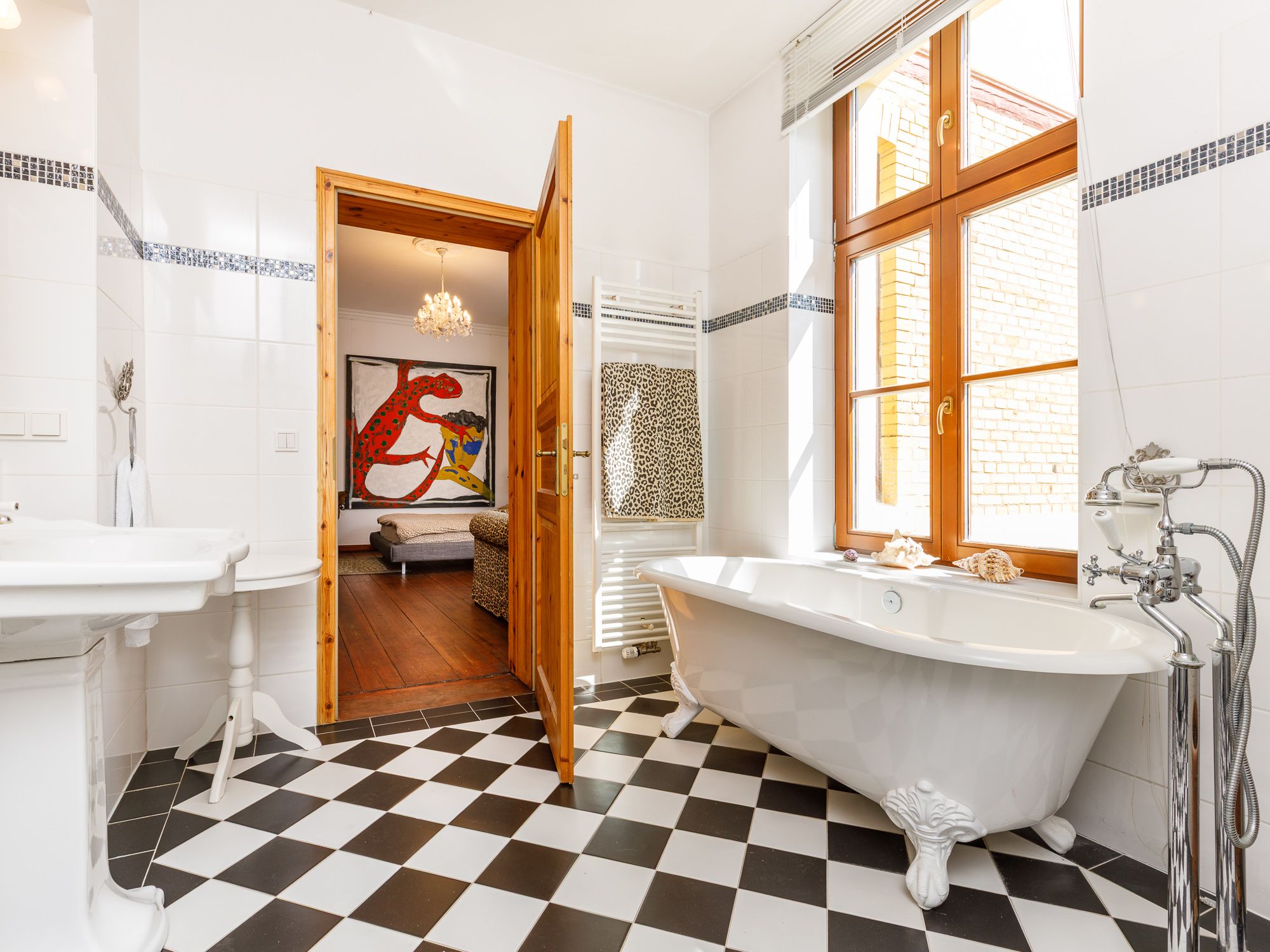 Großes Badezimmer mit separater Wanne 