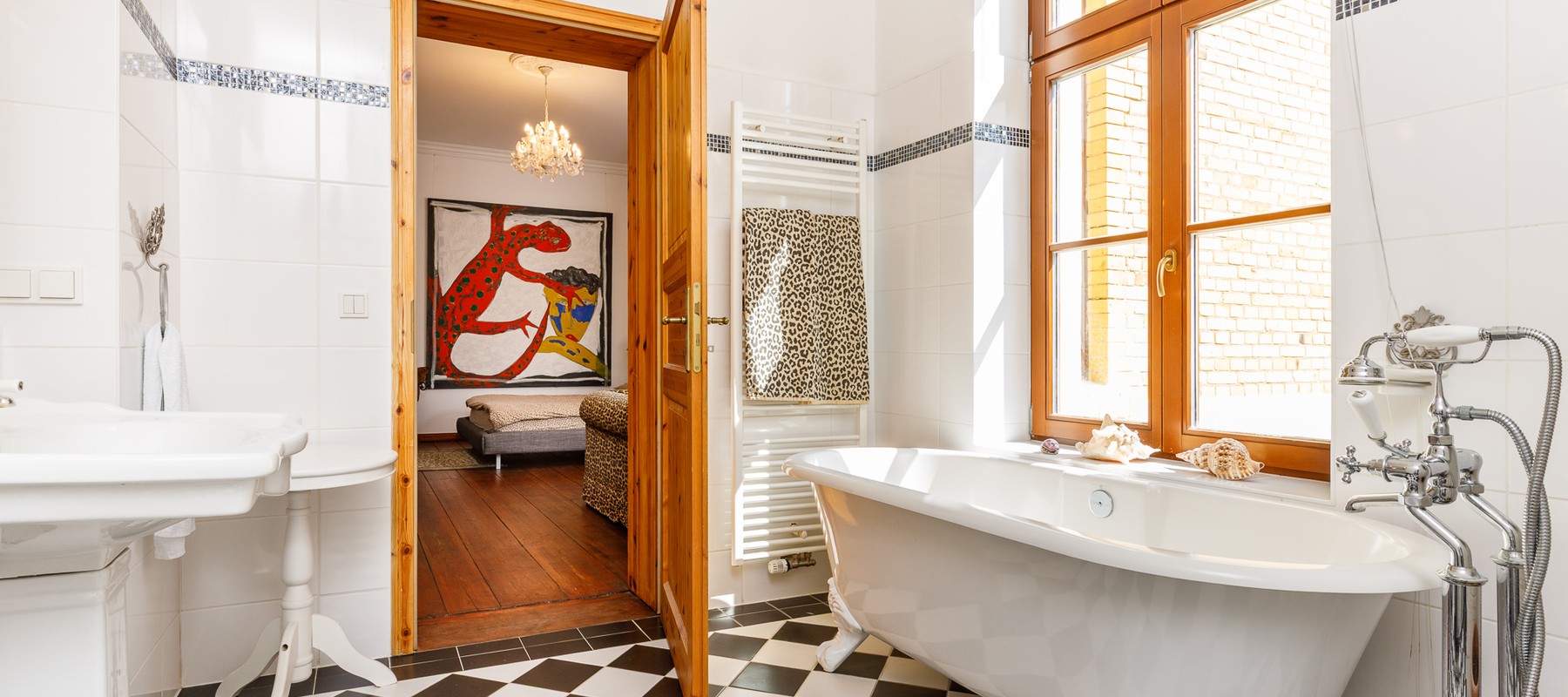 Großes Badezimmer mit separater Wanne Großes Badezimmer mit separater Wanne