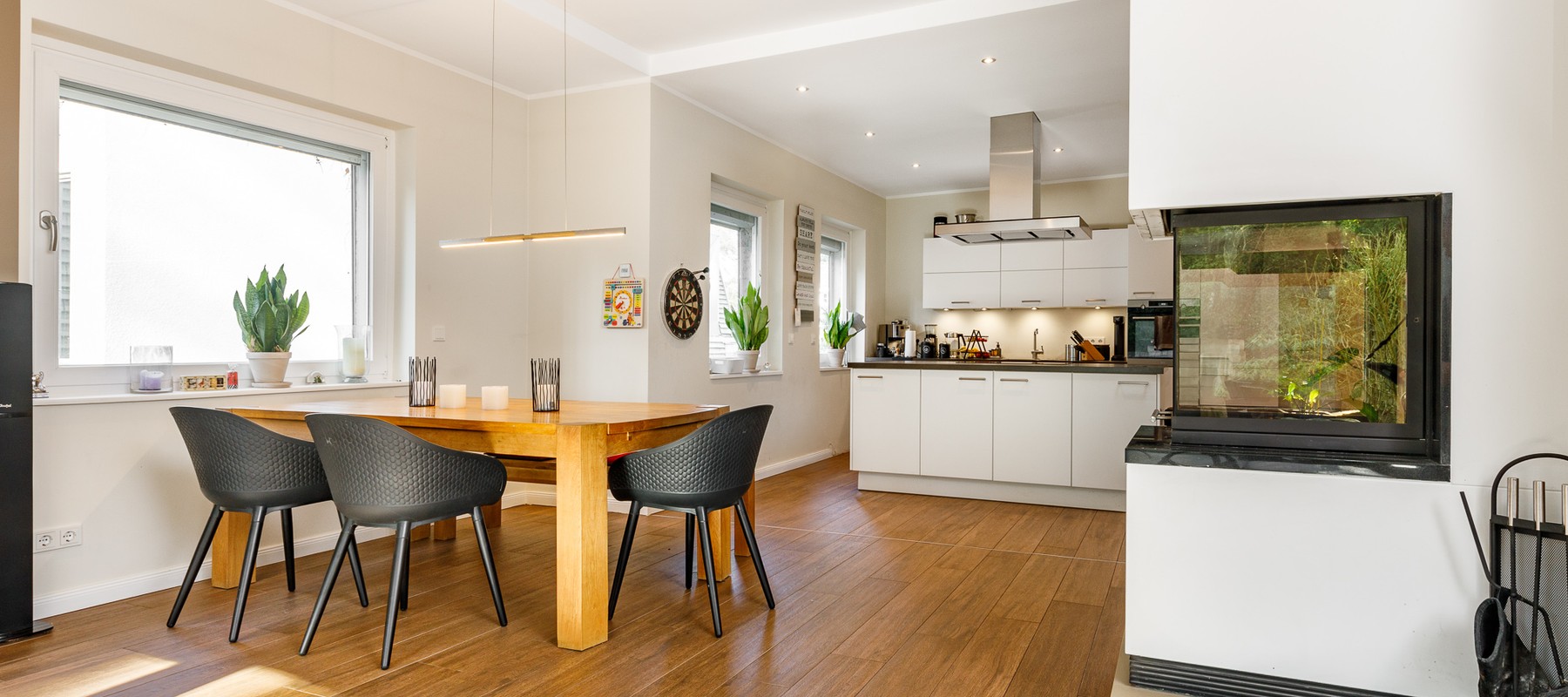 Offener Wohn- & Essbereich mit Kamin Offener Wohn- & Essbereich mit Kamin