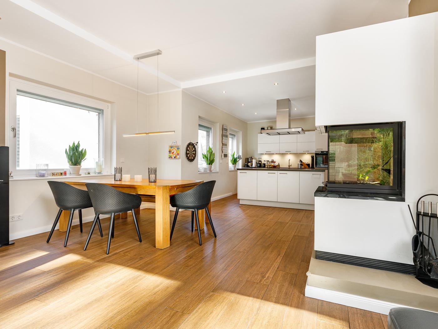 Offener Wohn- & Essbereich mit Kamin Offener Wohn- & Essbereich mit Kamin