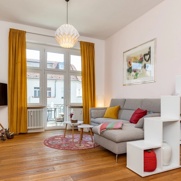 Wohnzimmer Sofa Vorhänge Parkett