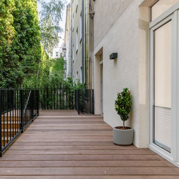 Terrasse Geländer Holzdeck Pflanzen Garten