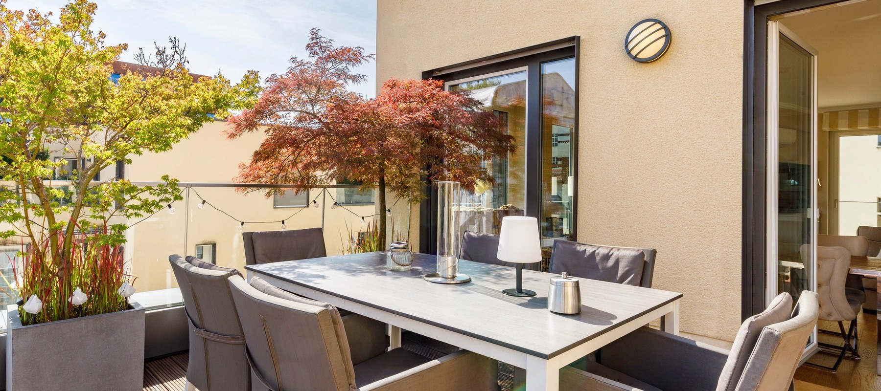 Dachterasse mit schönen Möbeln Dachterasse mit schönen Möbeln