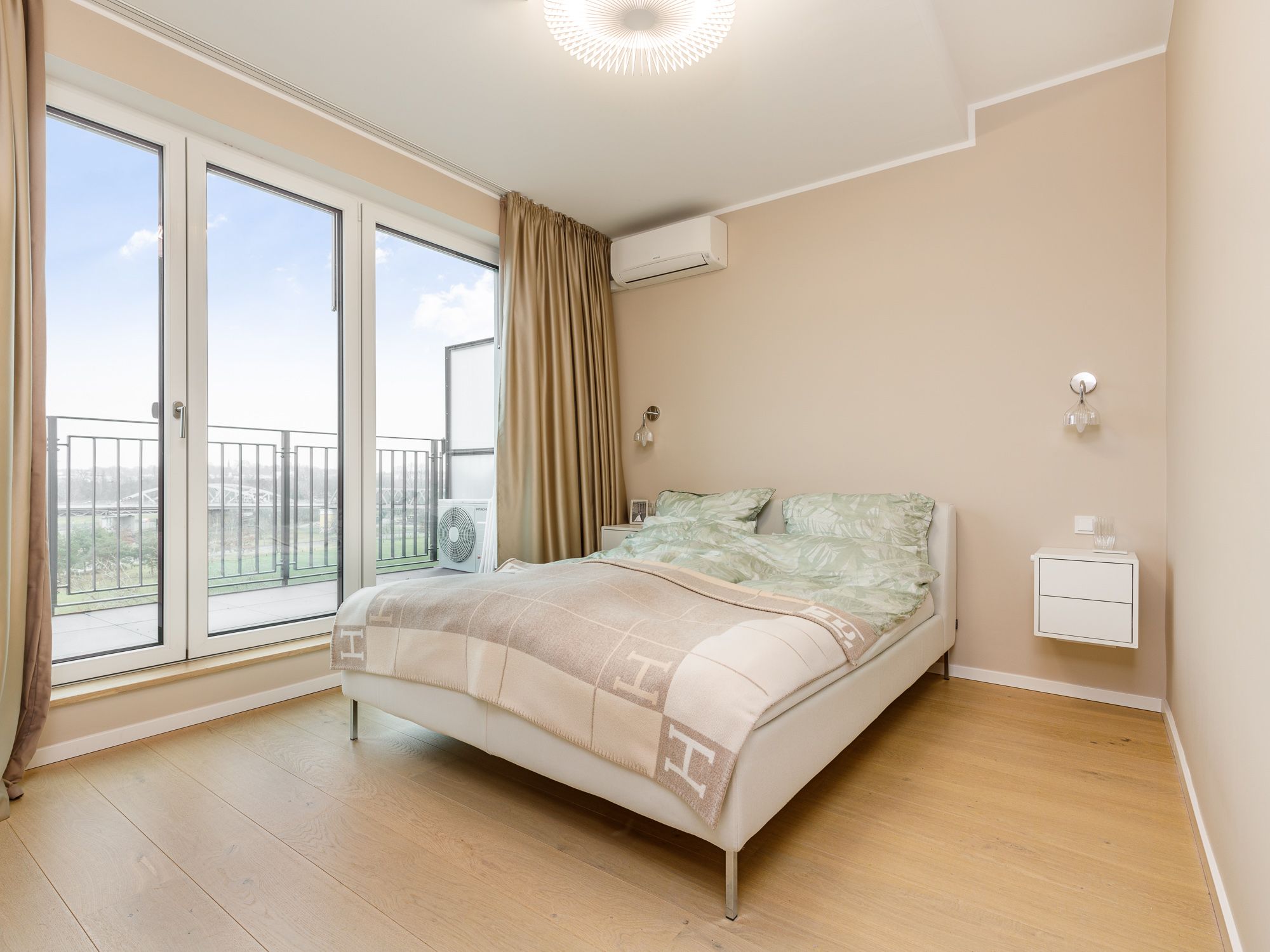 Schlafzimmer mit Klimaanlage und Blick zum Park am Gleisdreieck 