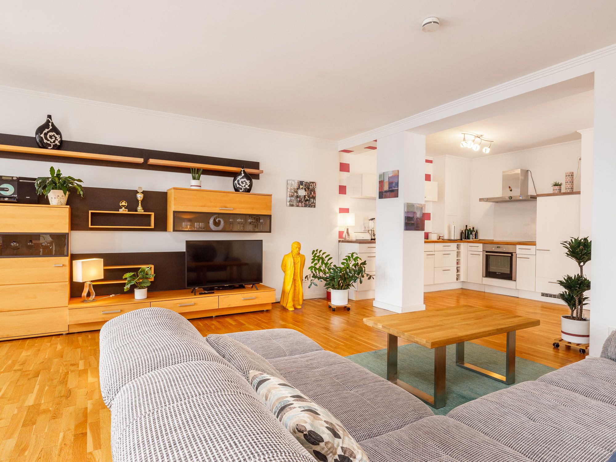 Loftartiger Wohn- und Essbereich mit Küche