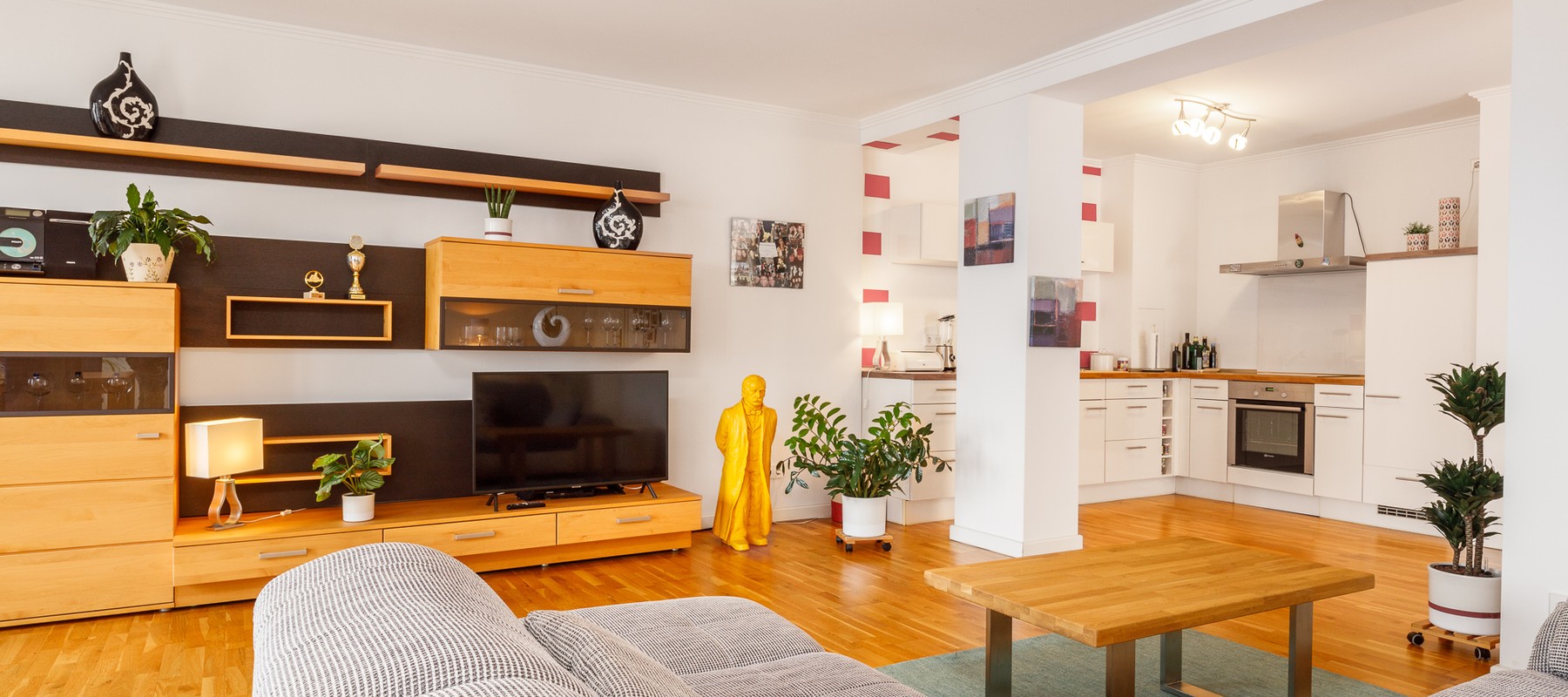 Loftartiger Wohn- und Essbereich mit Küche Loftartiger Wohn- und Essbereich mit Küche