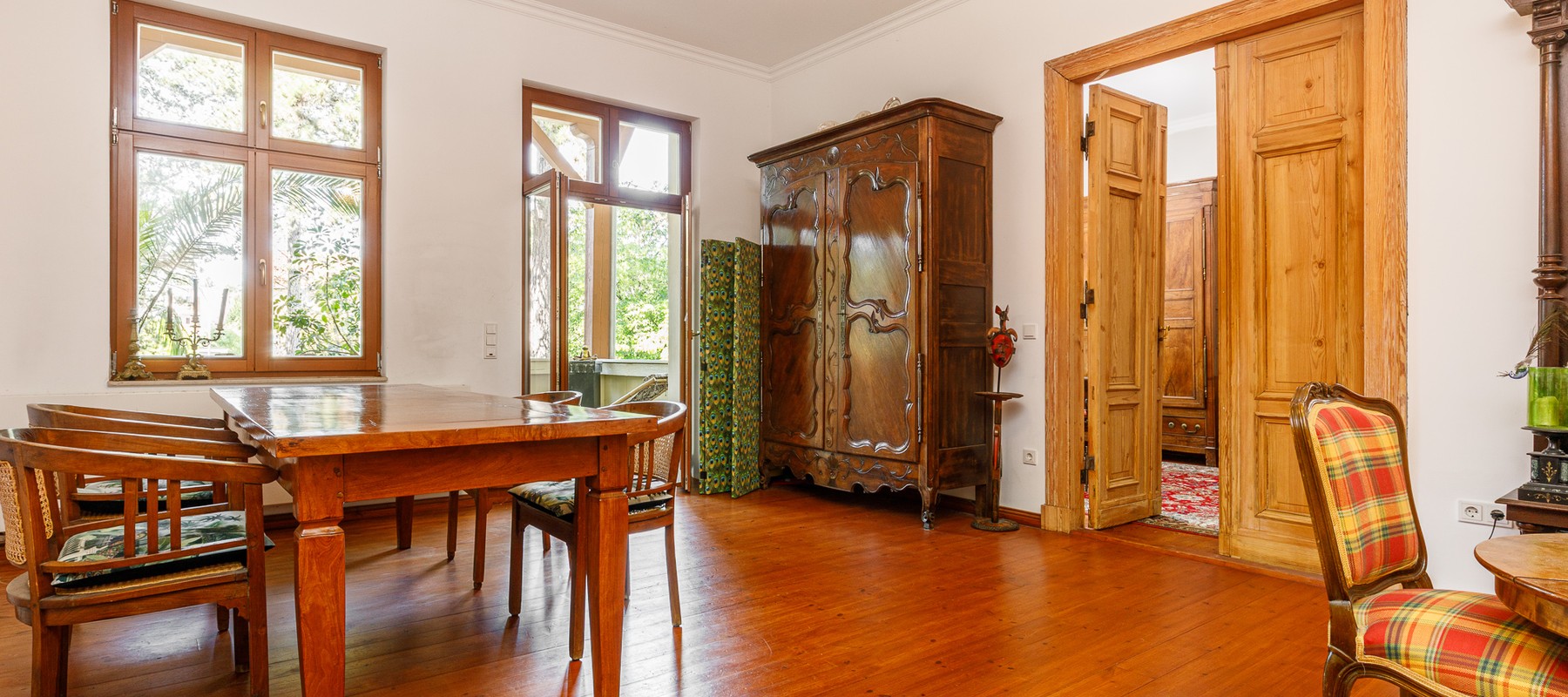 Großzügiges Wohnzimmer mit Terrasse Großzügiges Wohnzimmer mit Terrasse