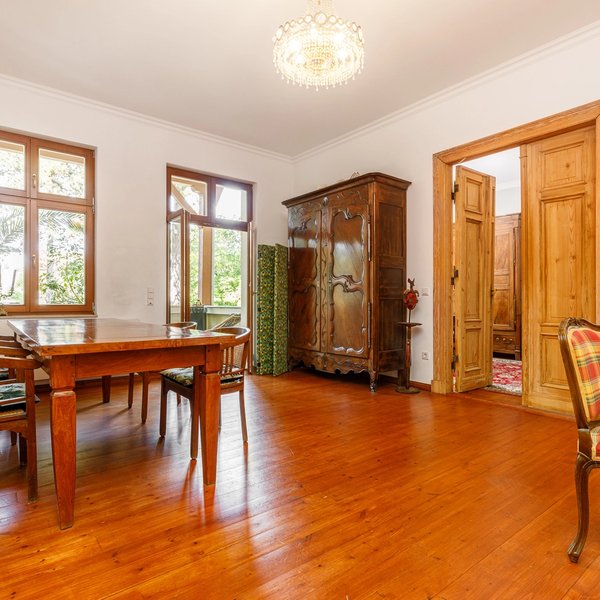 Altbau Esszimmer Holzboden Flügeltüren