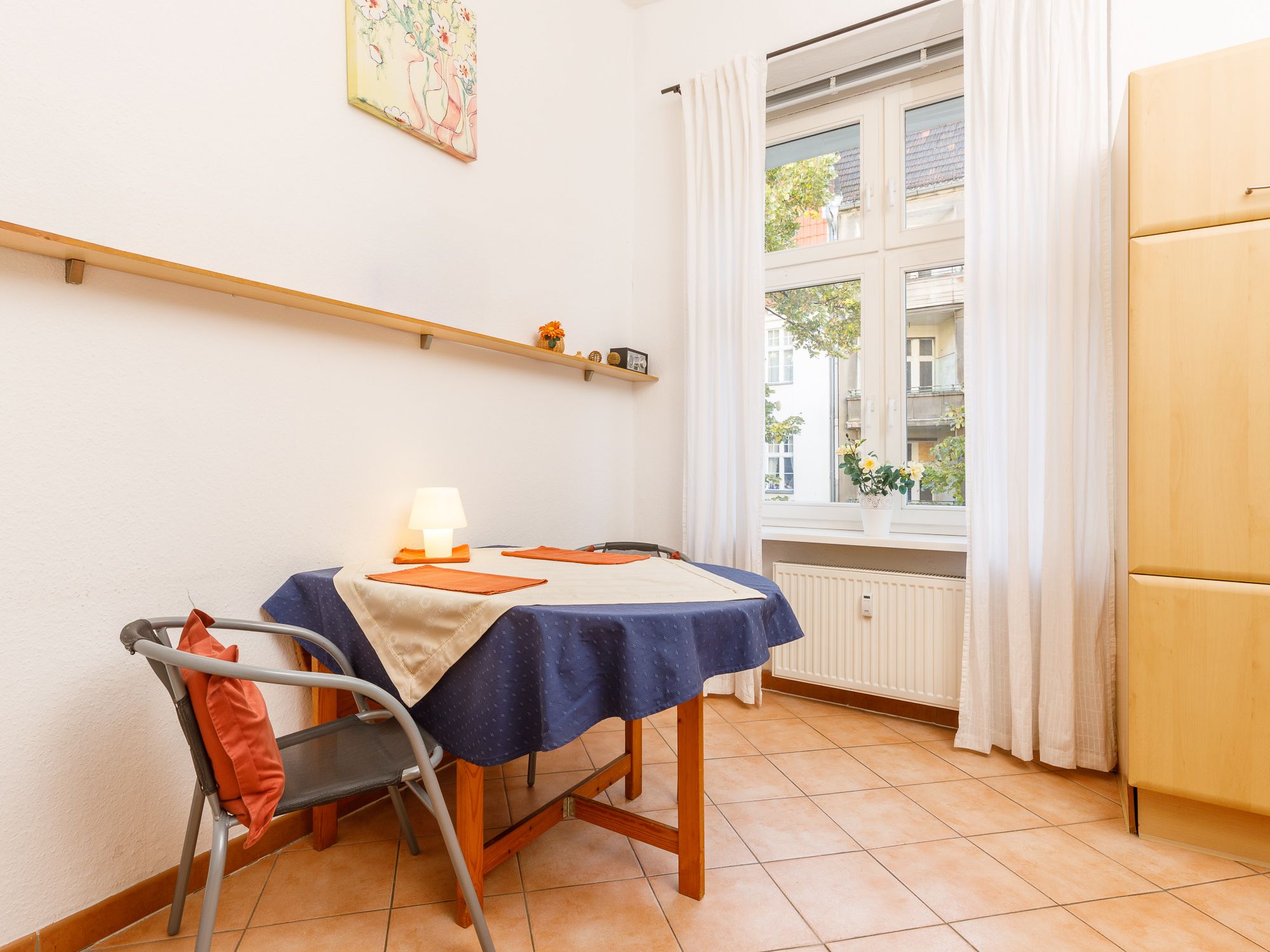 Küchenbereich mit Esstisch 