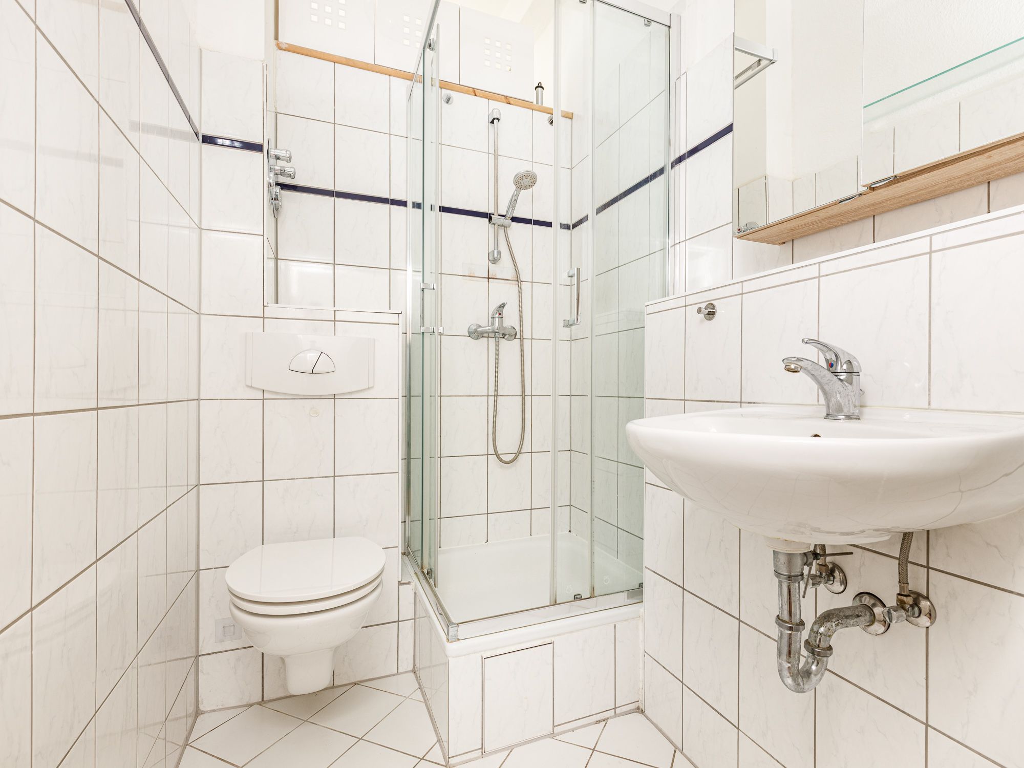 Interior bathroom with shower 