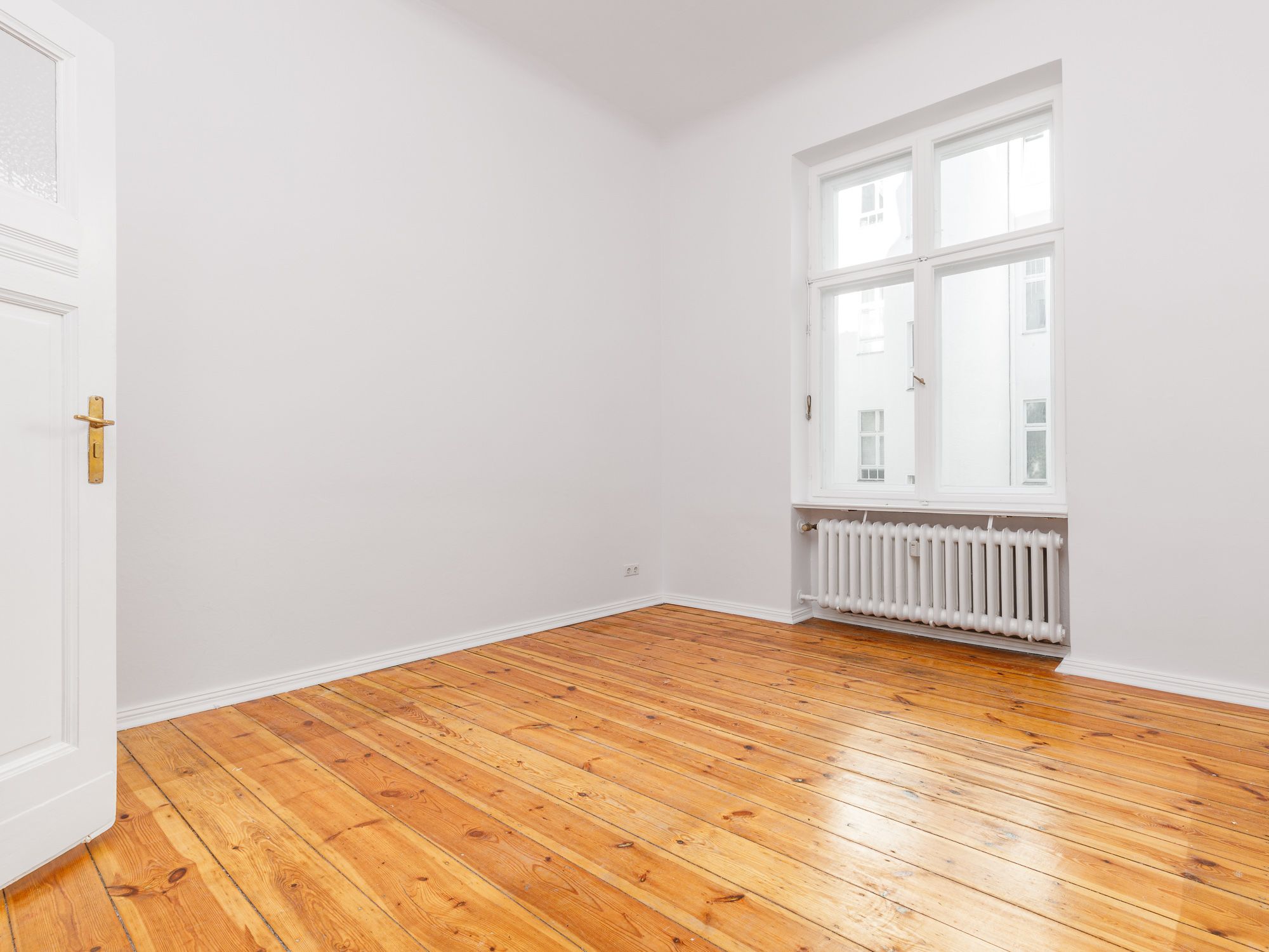 Großzügiger Wohnbereich mit Loggia zum Innenhof