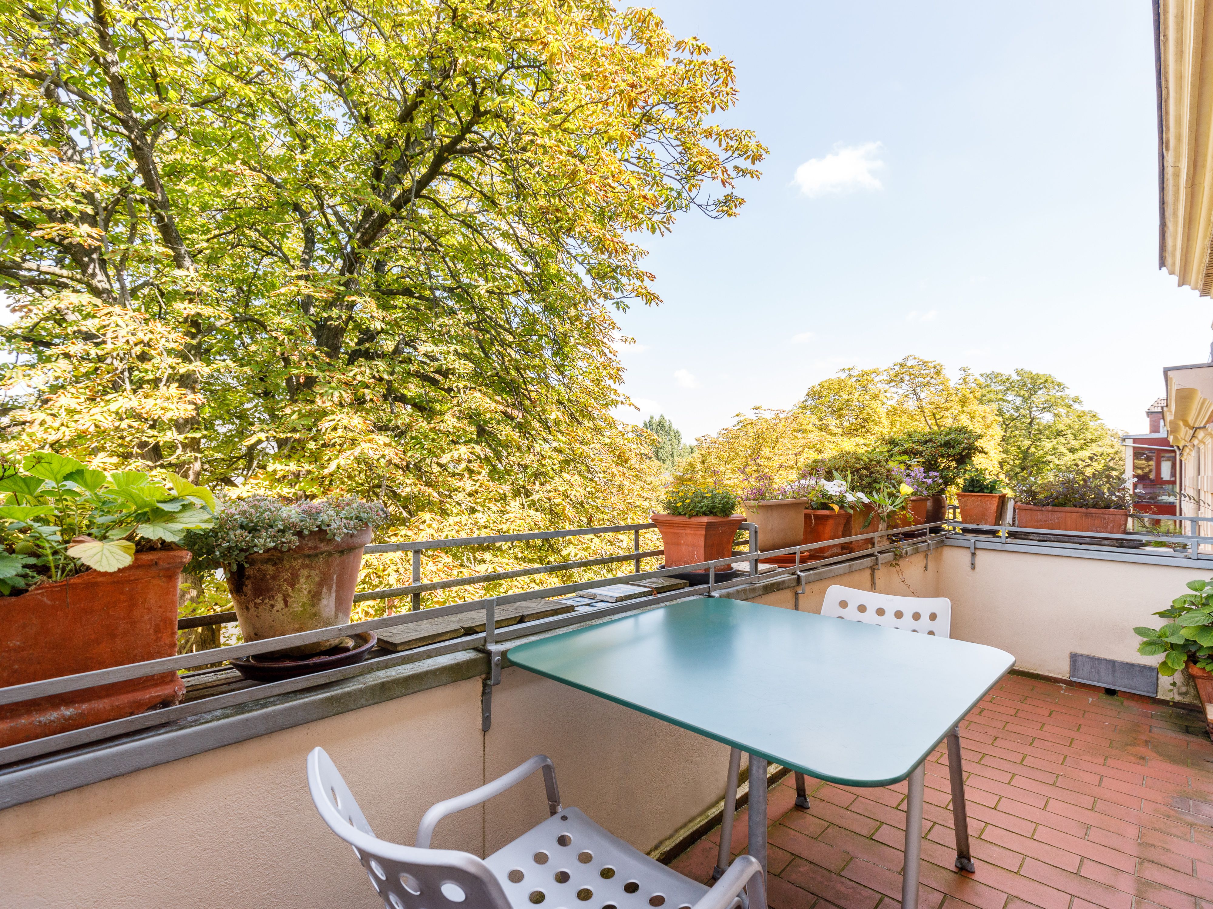 Großzügige Sonnenterrasse zum Innenhof