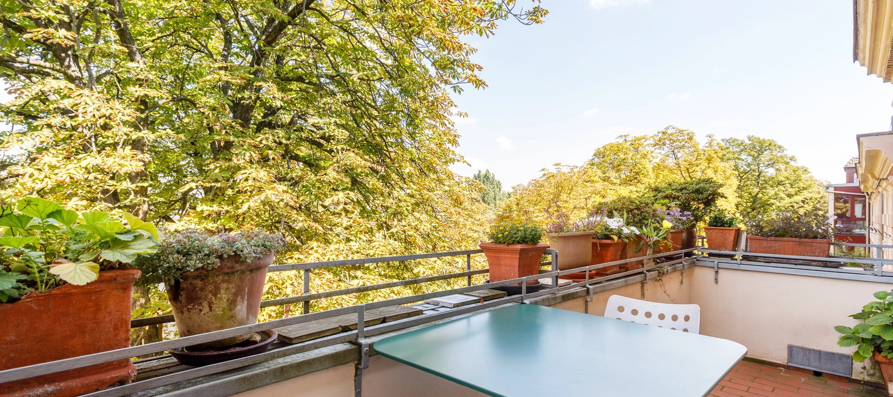 Großzügige Sonnenterrasse zum Innenhof Großzügige Sonnenterrasse zum Innenhof