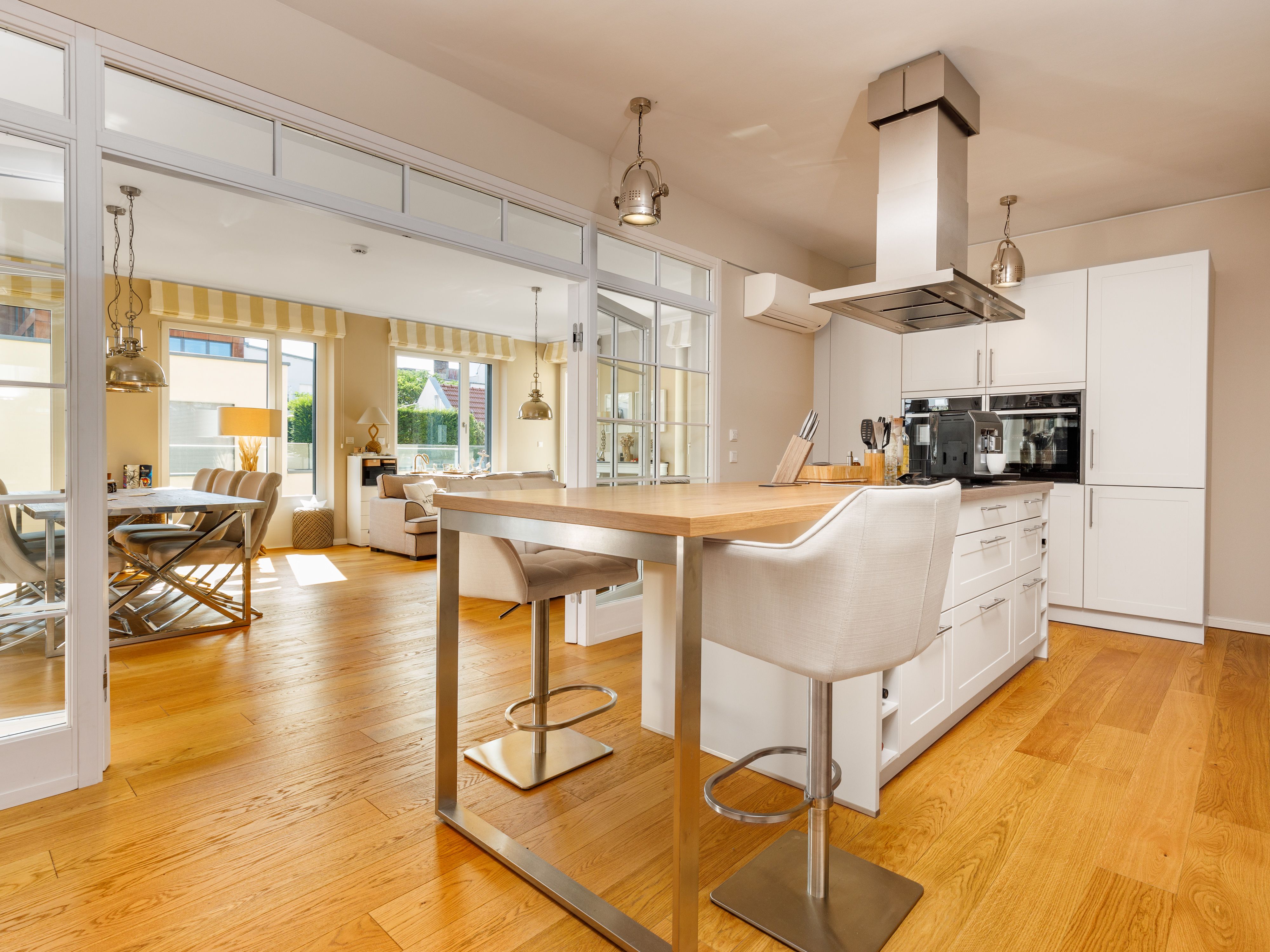 Küche mit Theke und Blick in das Wohnzimmer